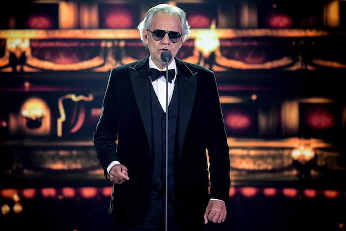 Andrea Bocelli canta davanti a un microfono