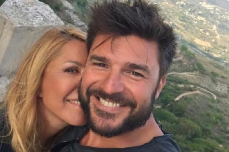 anna pettinelli e stefano macchi vicini e sorridenti