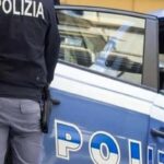 Poliziotti eseguono un arresto