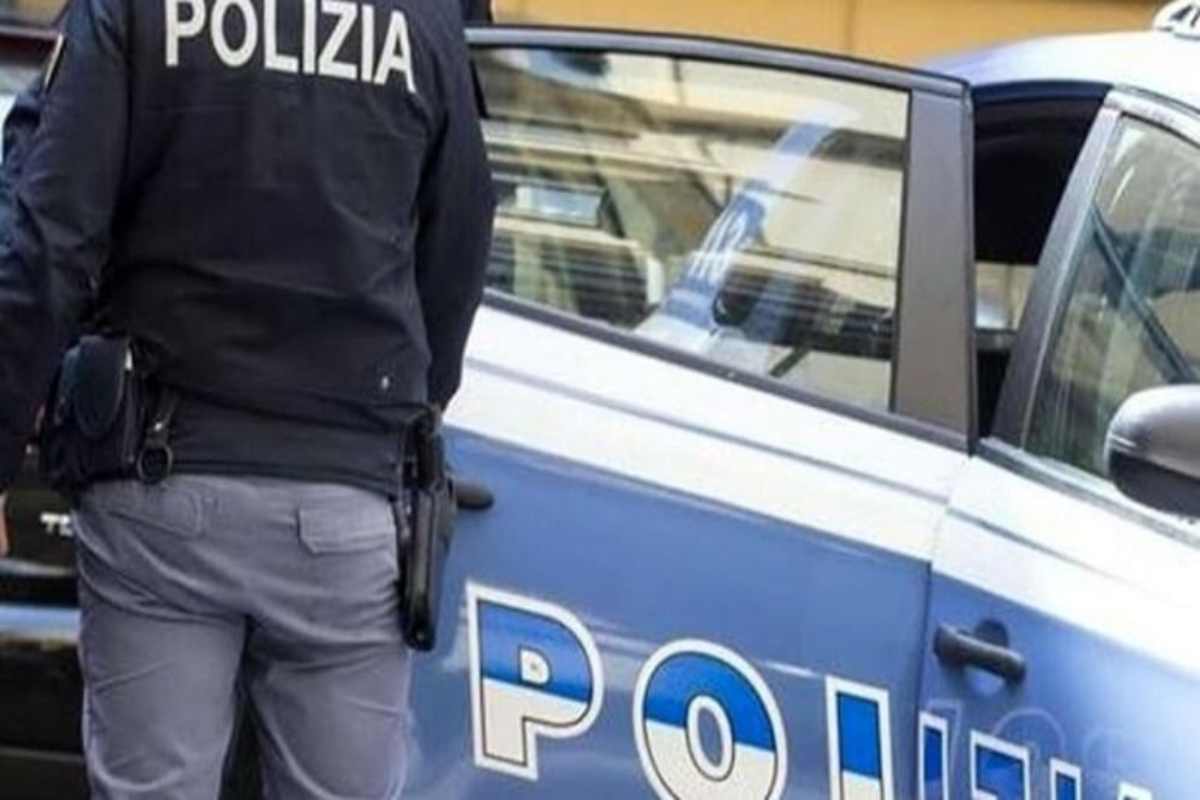 Poliziotti eseguono un arresto