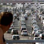 Un uomo che guarda le auto in autostrada