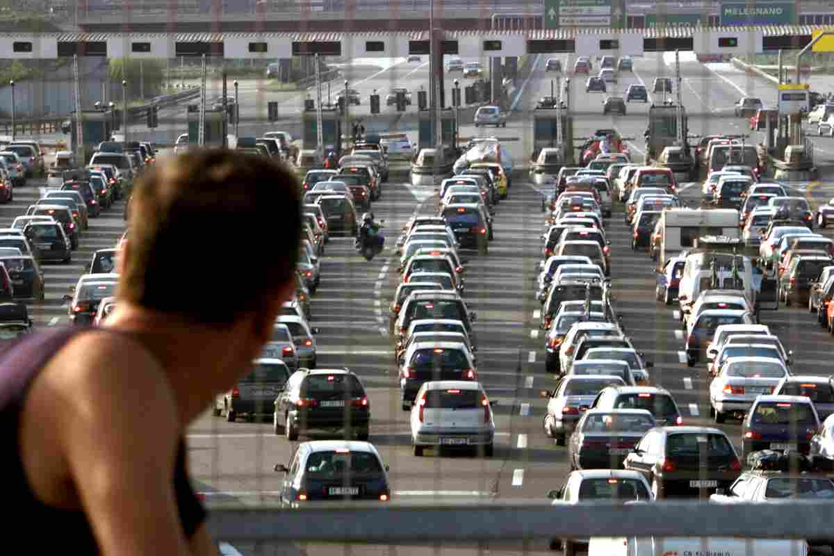 Un uomo che guarda le auto in autostrada