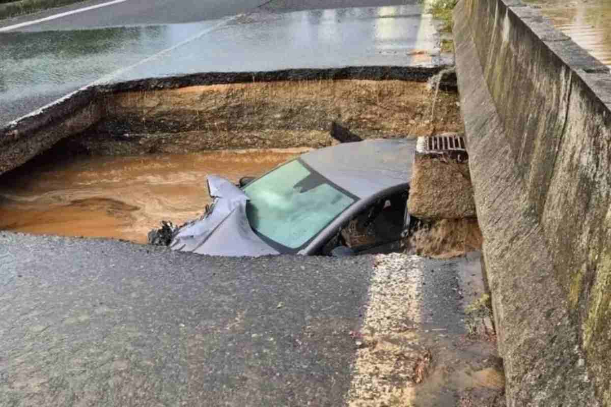 auto inghiottita in una voragine in calabria