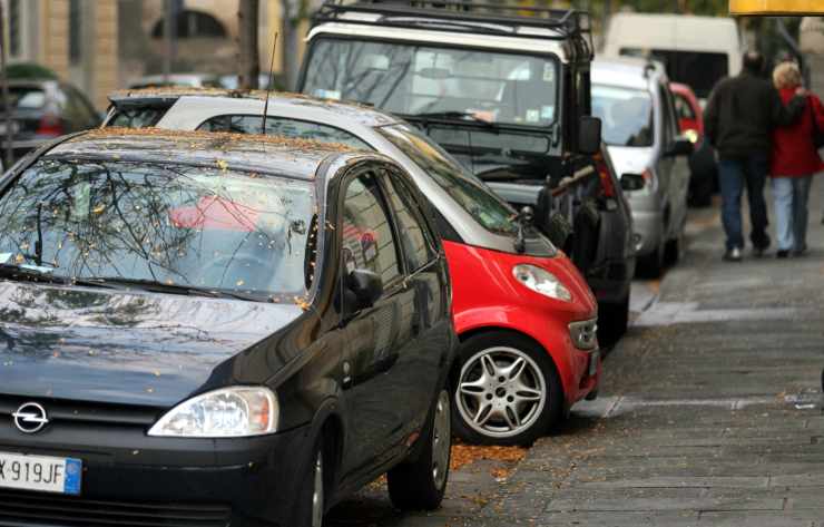 Delle auto parcheggiate