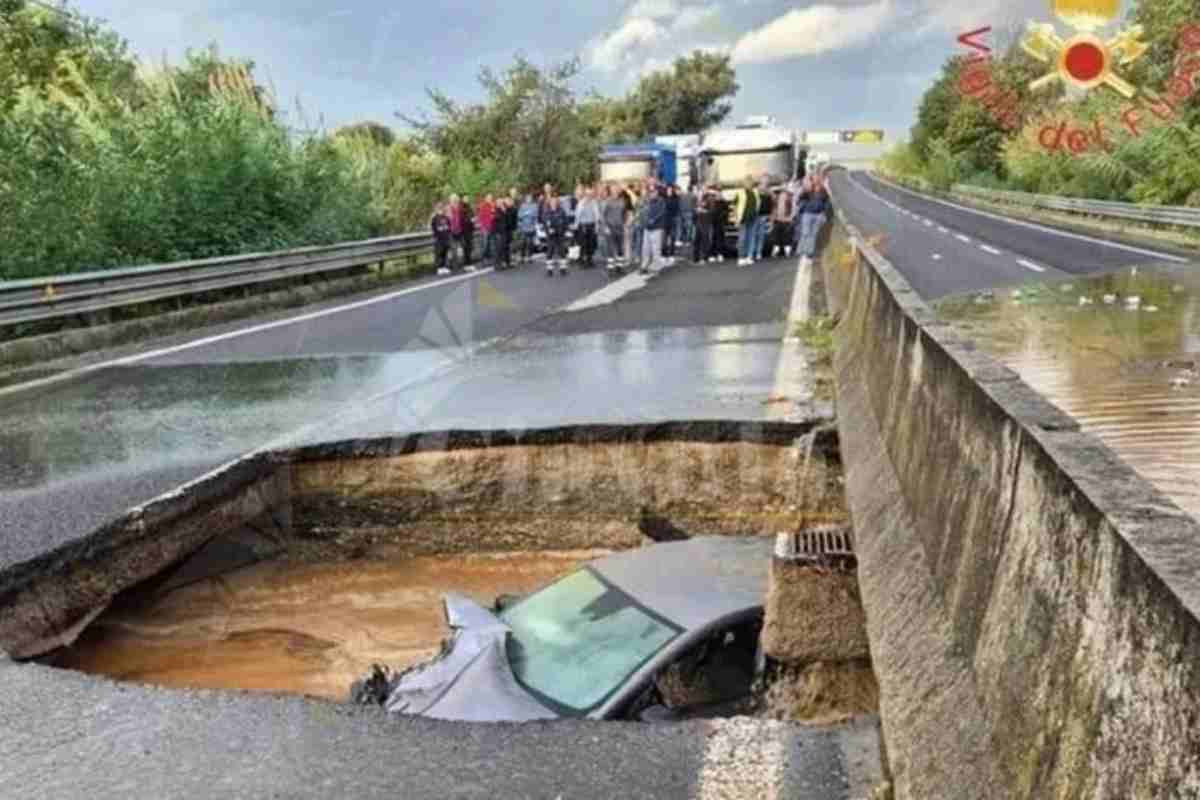 la foto dell'auto inghiottita in una voragine in calabria