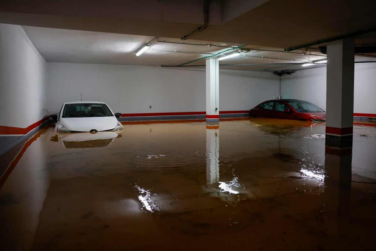 Auto in un garage allagato a Valencia