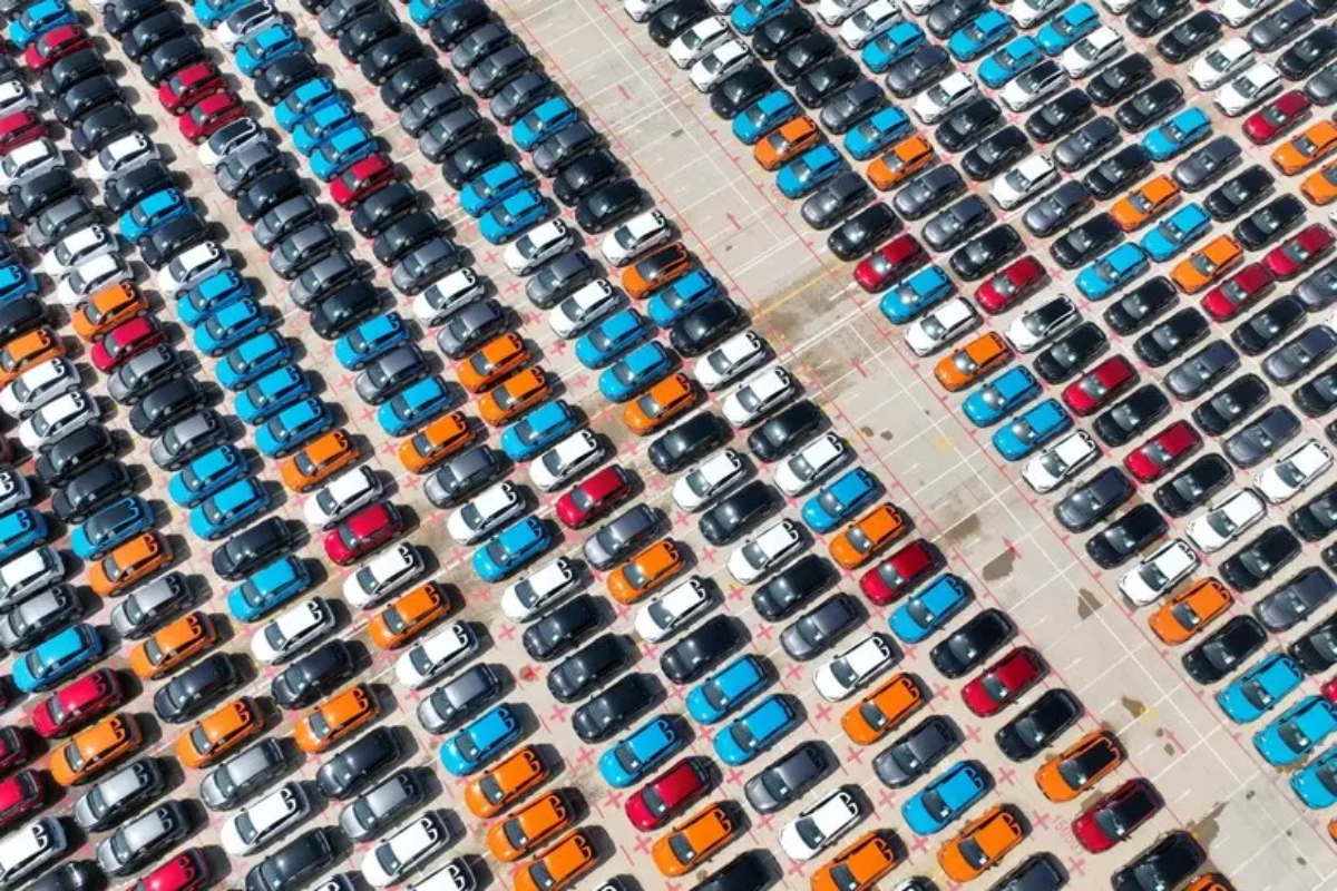 automobili nel parcheggio della fabbrica