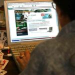 Una donna sta giocando al casinò online con il computer