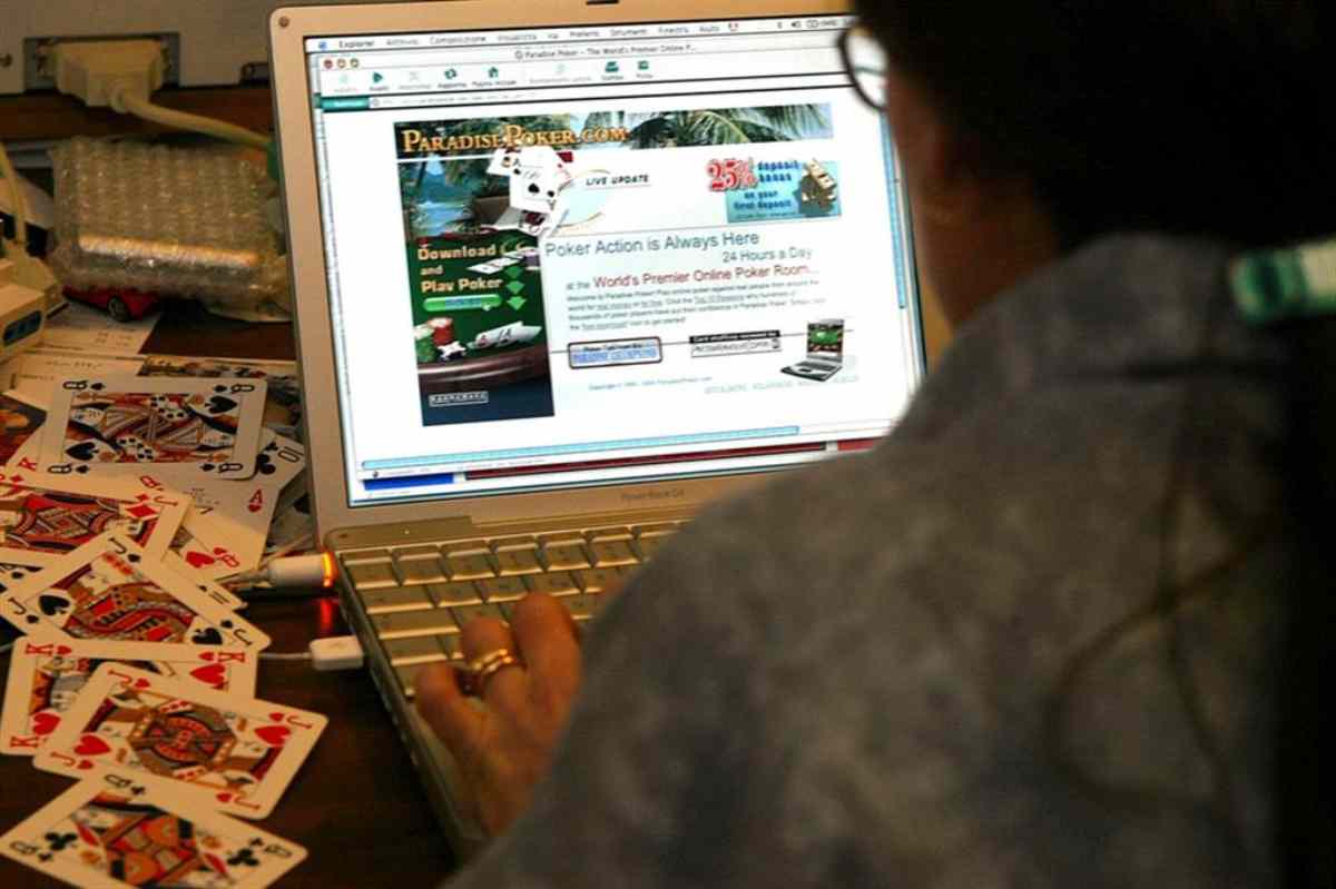 Una donna sta giocando al casinò online con il computer