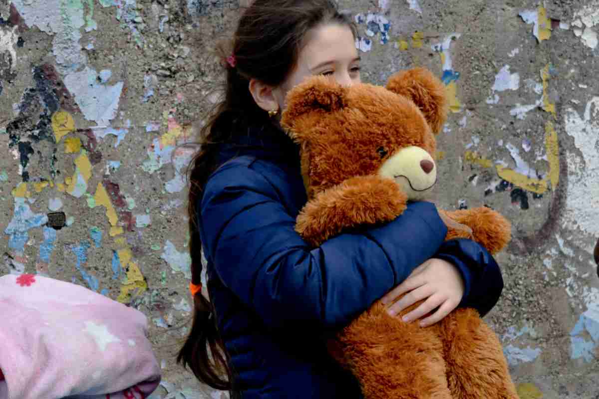 Una bambina con un peluche