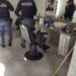 la polizia in un barbiere