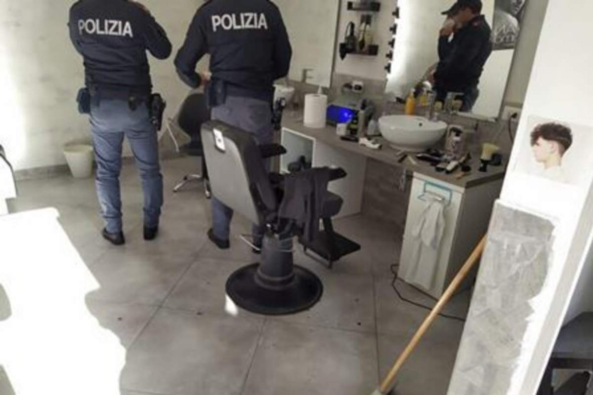 la polizia in un barbiere