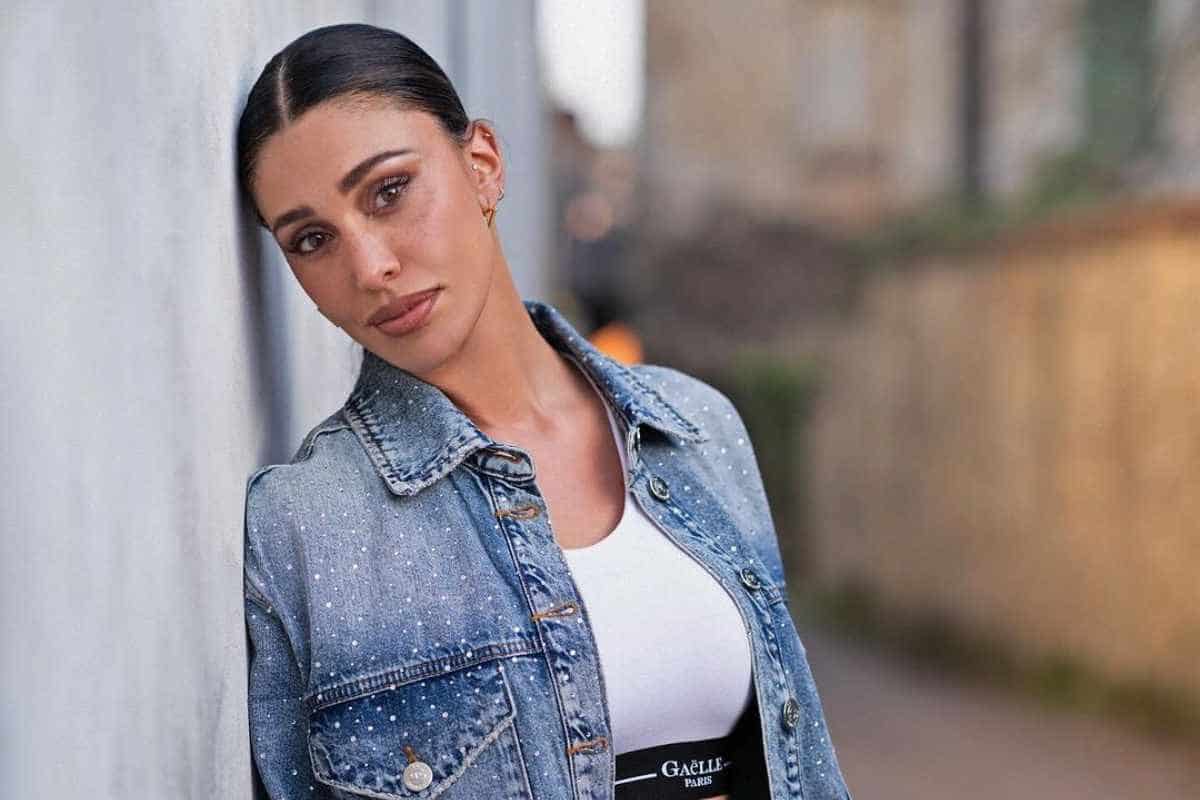 belen rodriguez appoggiata al muro