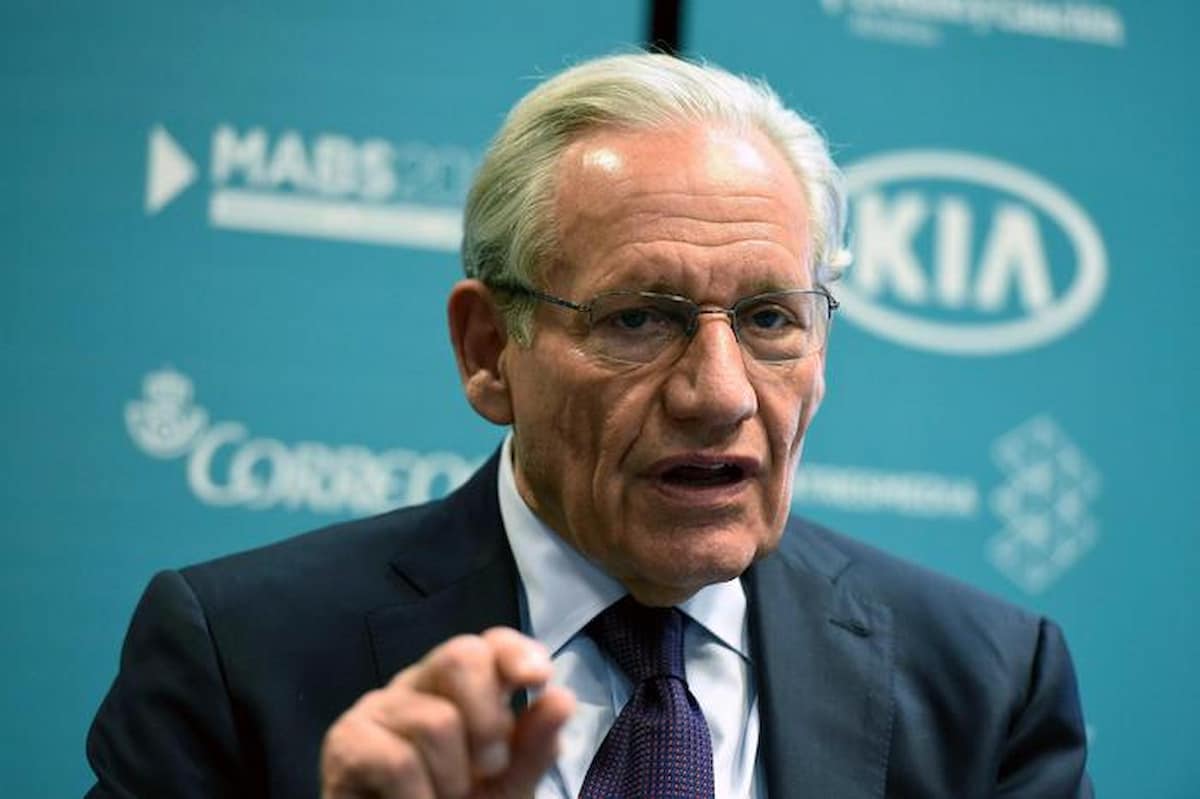 Bob Woodward parla durante una conferenza