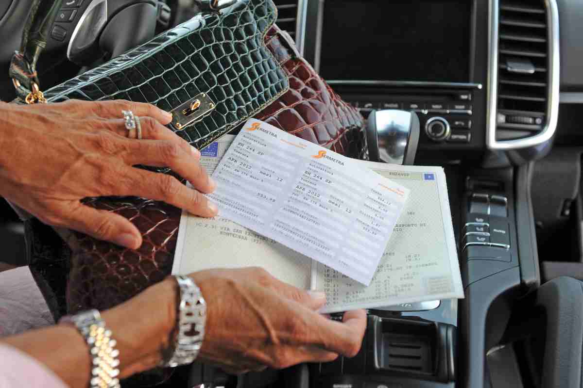 Un bollo e un libretto di circolazione di un'automobile 