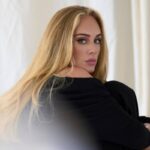 La cantante Adele in posa per una foto