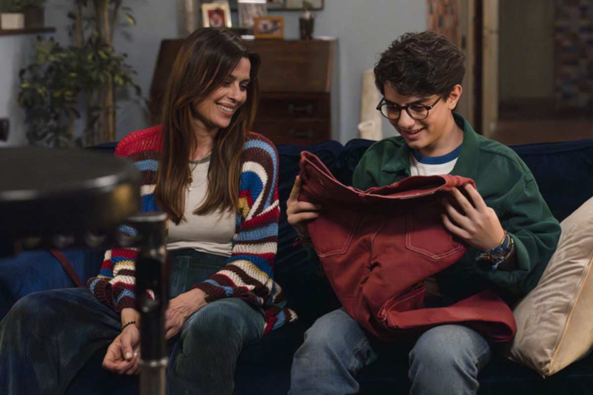 Claudia Pandolfi e Samuele Carrino in una scena del film Il ragazzo dai pantaloni rosa