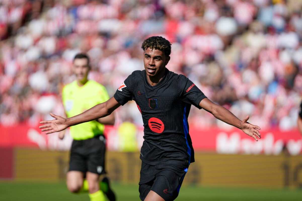 Il calciatore Lamine Yamal festeggia un gol con la maglia del Barcellona