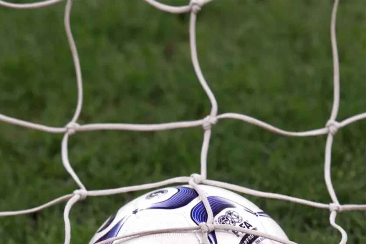 Un pallone da Calcio in una rete