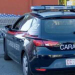 auto dei carabinieri davanti al supermercato