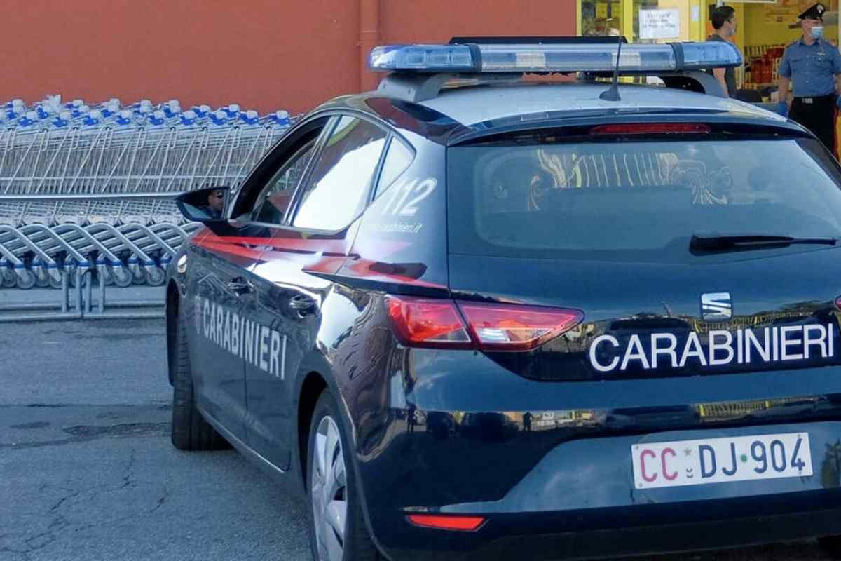 auto dei carabinieri davanti al supermercato