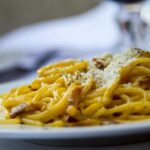 un piatto di pasta alla carbonara