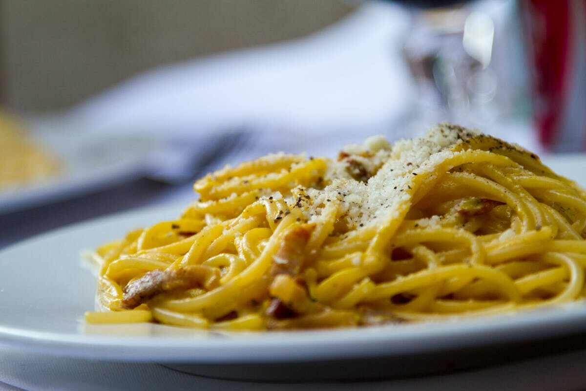 un piatto di pasta alla carbonara