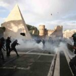 Roma blindata per il corteo pro-Palestina vietato, 10mila in piazza: lancio di bombe carta, Polizia carica FOTO-VIDEO