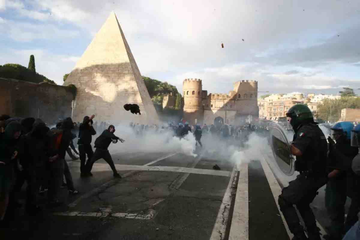 Roma blindata per il corteo pro-Palestina vietato, 10mila in piazza: lancio di bombe carta, Polizia carica FOTO-VIDEO