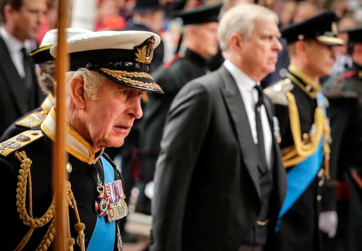 Il principe Andrew, a destra in borghese, a sinistra il fratello Carlo in alta uniforme. l'indagine è insabbiata