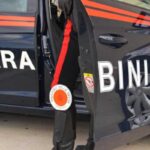 un carabiniere scende dalla macchina