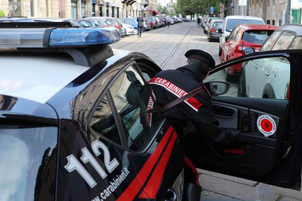 carabiniere scende dalla volante