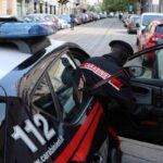 carabiniere scende dall'auto