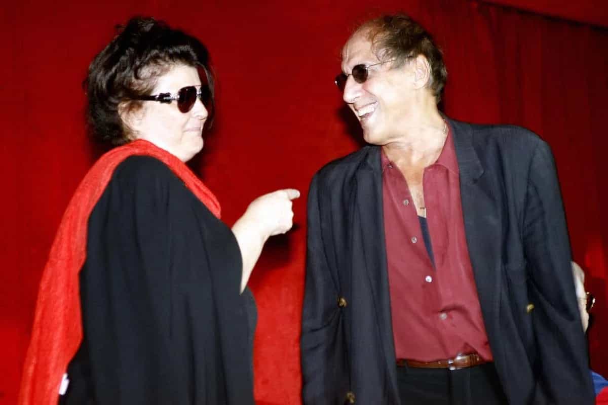 claudia morisi e celentano in posa mentre sorridono