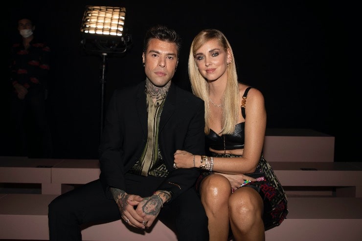 fedez e chiara ferragni seduti vicini