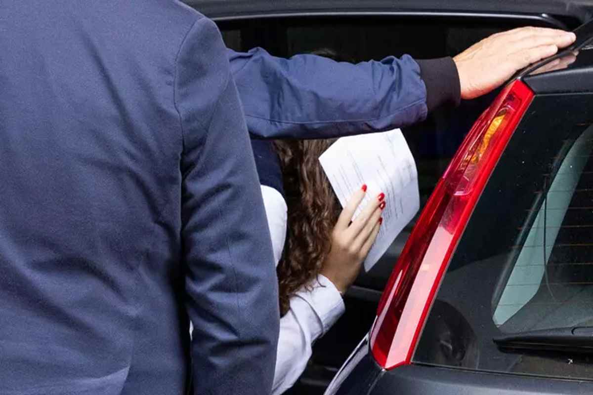 Chiara Petrolini sale su un'auto dei carabinieri