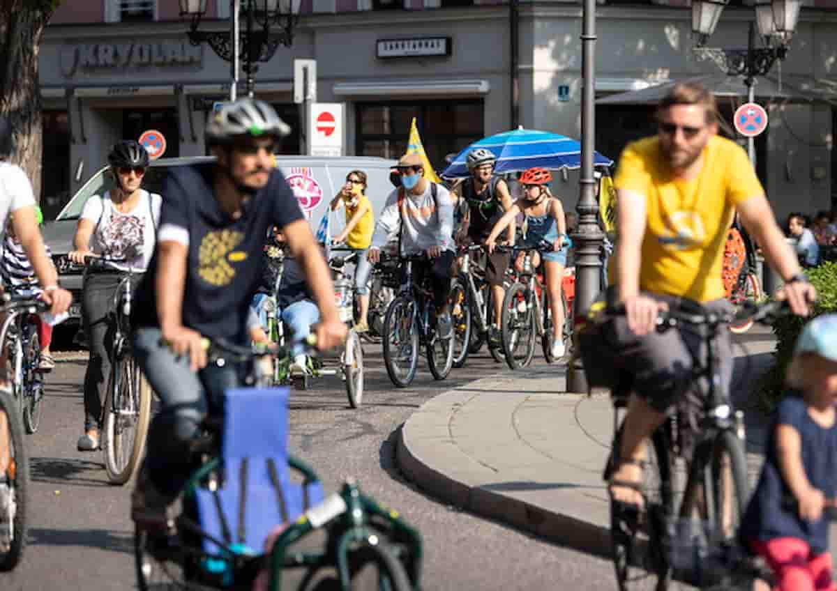 Biciclette e monopattini vanno banditi