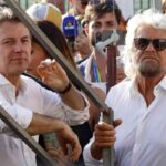 Giuseppe Conte in compagnia di Beppe Grillo in una foto d'archivio