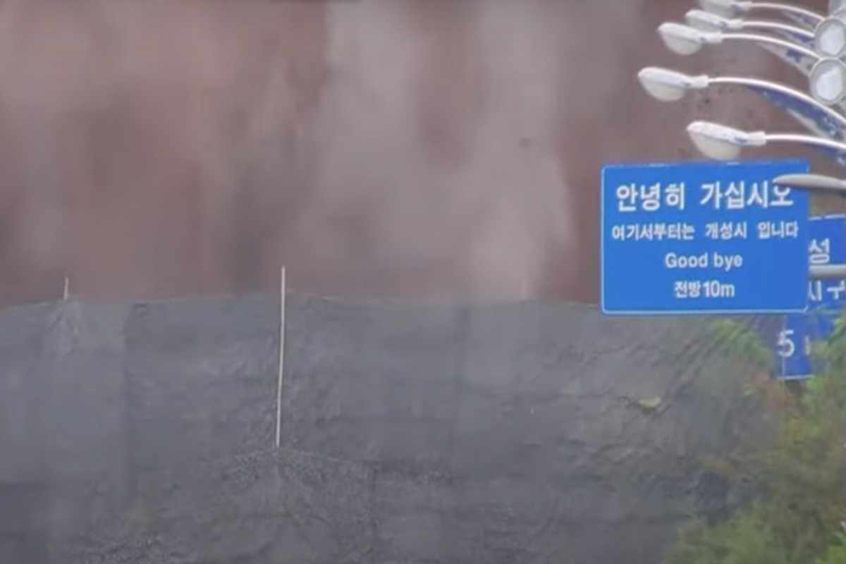 Il momento in cui la Corea del Nord fa saltare le strade che collegano alla Corea del Sud