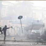 Una foto degli scontri della manifestazione a Roma