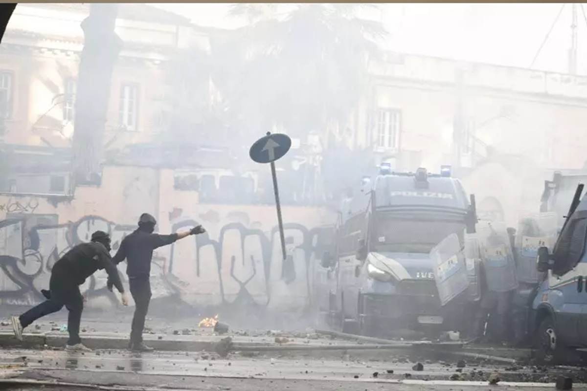 Una foto degli scontri della manifestazione a Roma