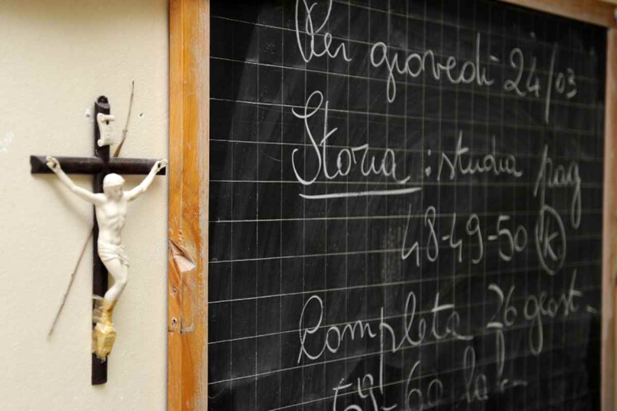 Un crocifisso in un'aula di scuola