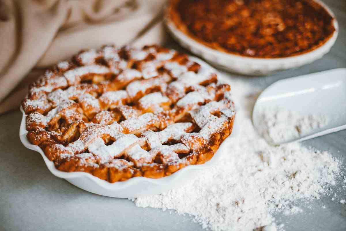 una crostata di mele e cannella