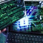 Un hacker al lavoro con pc e telefonino