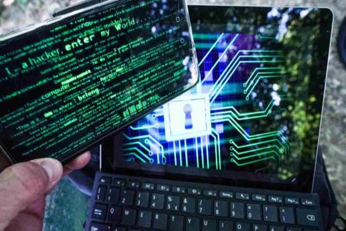 Un hacker al lavoro con pc e telefonino