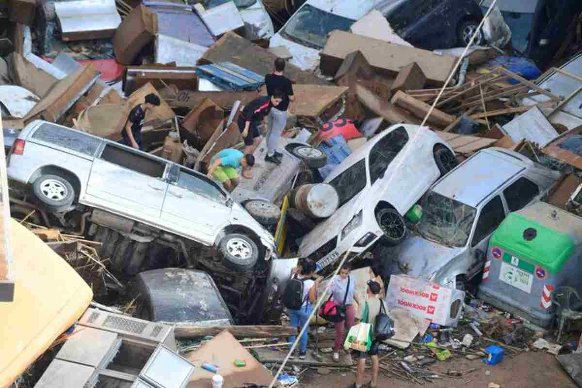 Auto ed altri oggetti trascinati dalla furia dell'acqua a Valencia