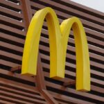 L'iconica insegna giallia di McDonald's, con gli archi gialli