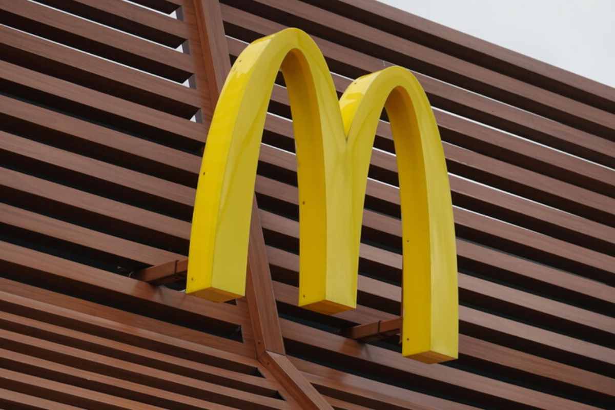 L'iconica insegna giallia di McDonald's, con gli archi gialli