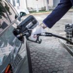 Un'auto fa carburante