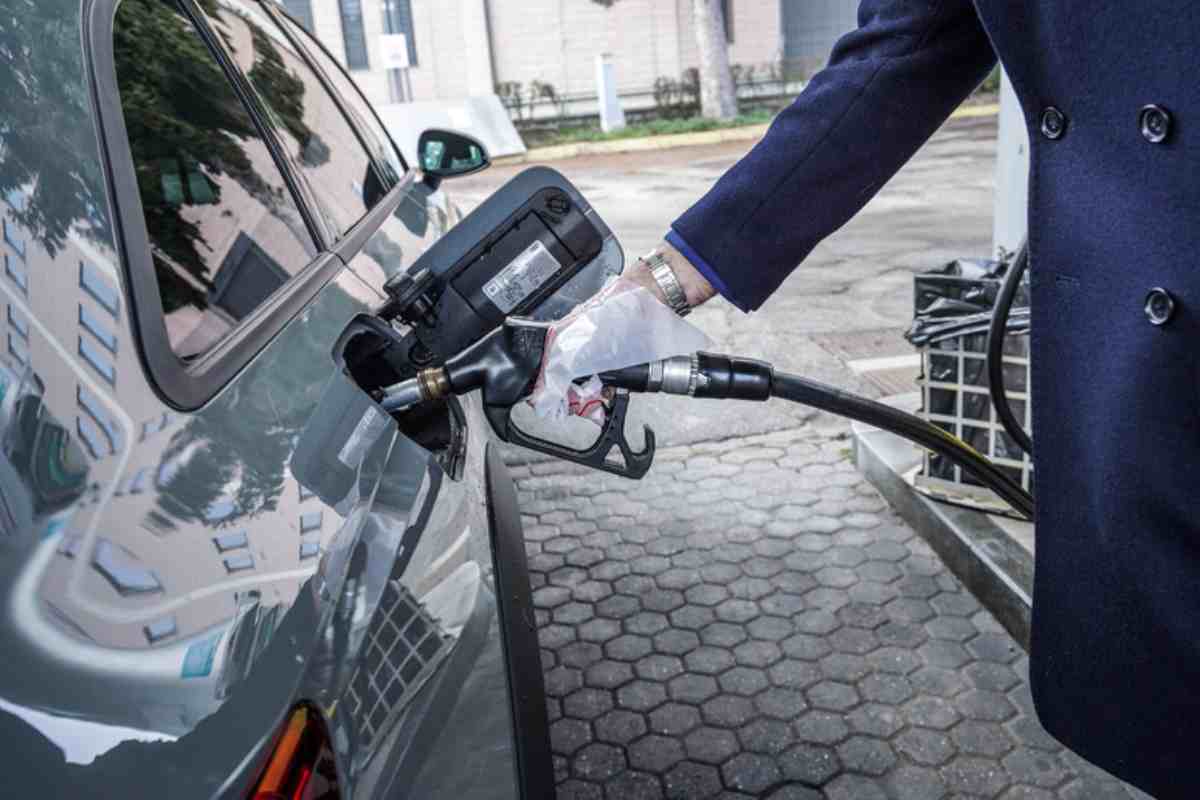 Un'auto fa carburante